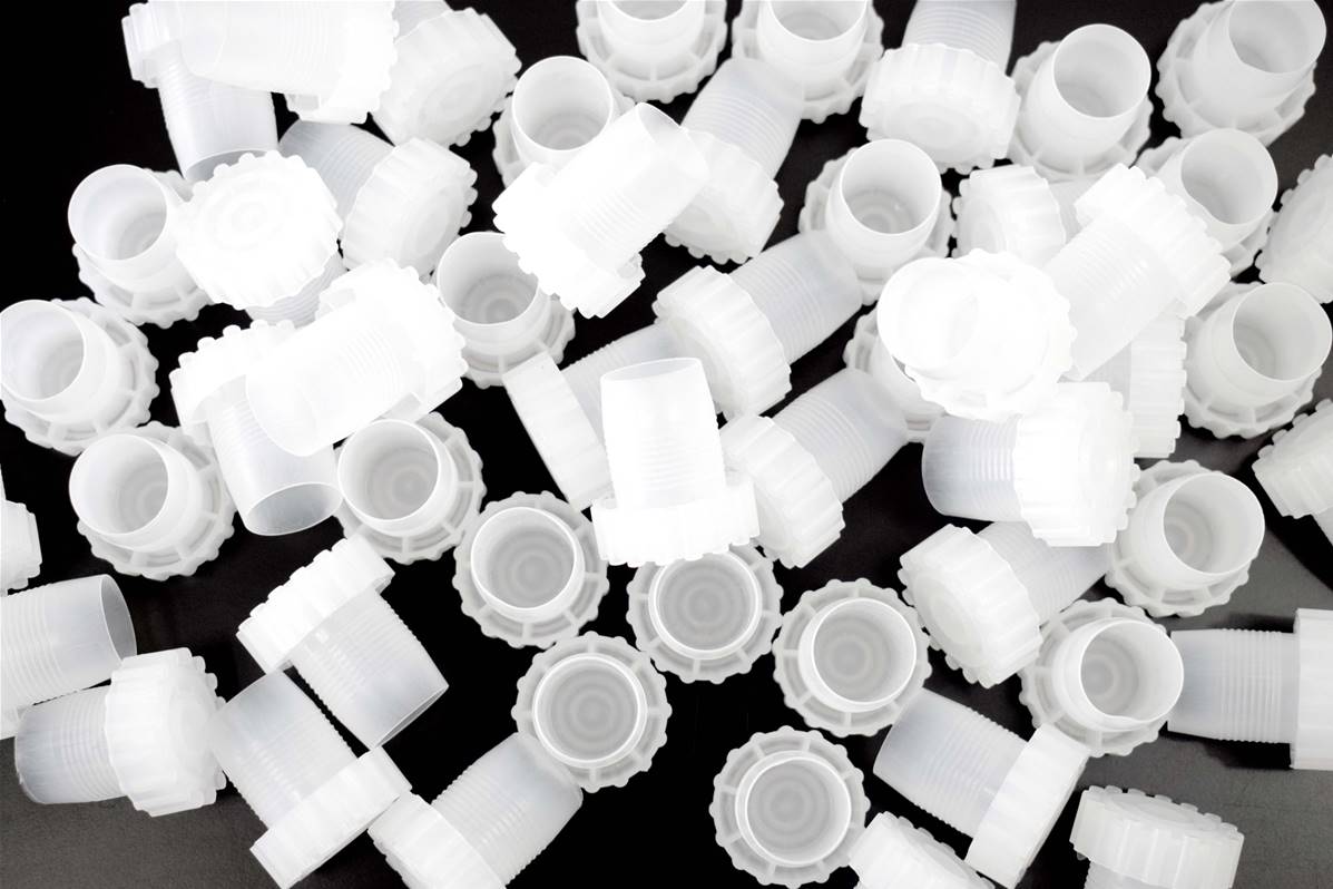 Bouchons de bouteille en plastique isolés sur blanc image libre de droit  par monticello © #62151043