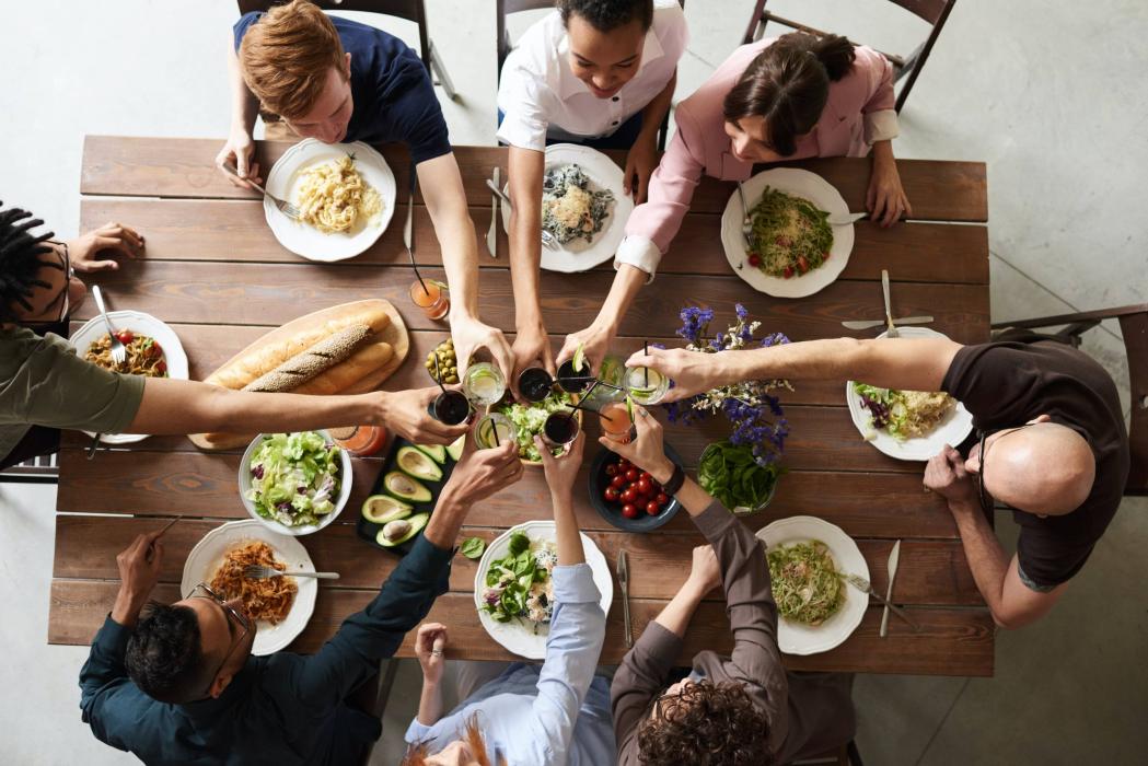 Table conviviale o des amis mangent et trinquent