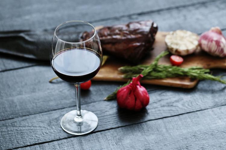 Verre de vin rouge et planche de cuisine